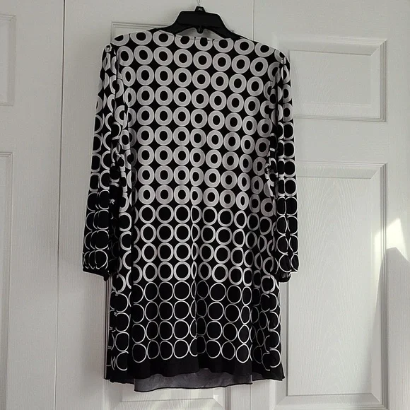 Studio 1940 - Black and White Design Top - Plus Size - 18/20 - EUC - Picture 8 of 9